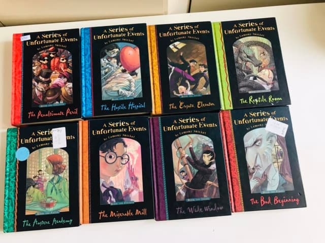 A Series of Unfortunate Events – Lemony Snicket: Series văn học kinh điển đầy kịch tính và bí ẩn.
